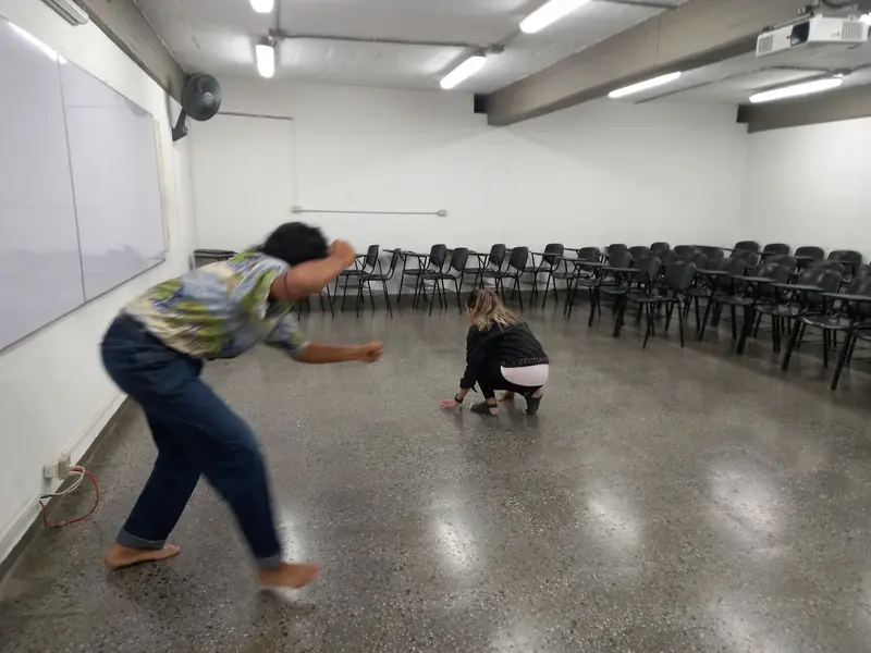 Un integrante se lanza hacia adelante en un ejercicio de impulso
