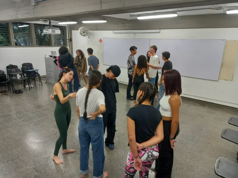 Integrantes de pie en el salón conversan en ronda durante el primer encuentro del colectivo